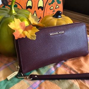 💲SALE TODAY 💲MK Wine-Colored Wristlet🍷❤️